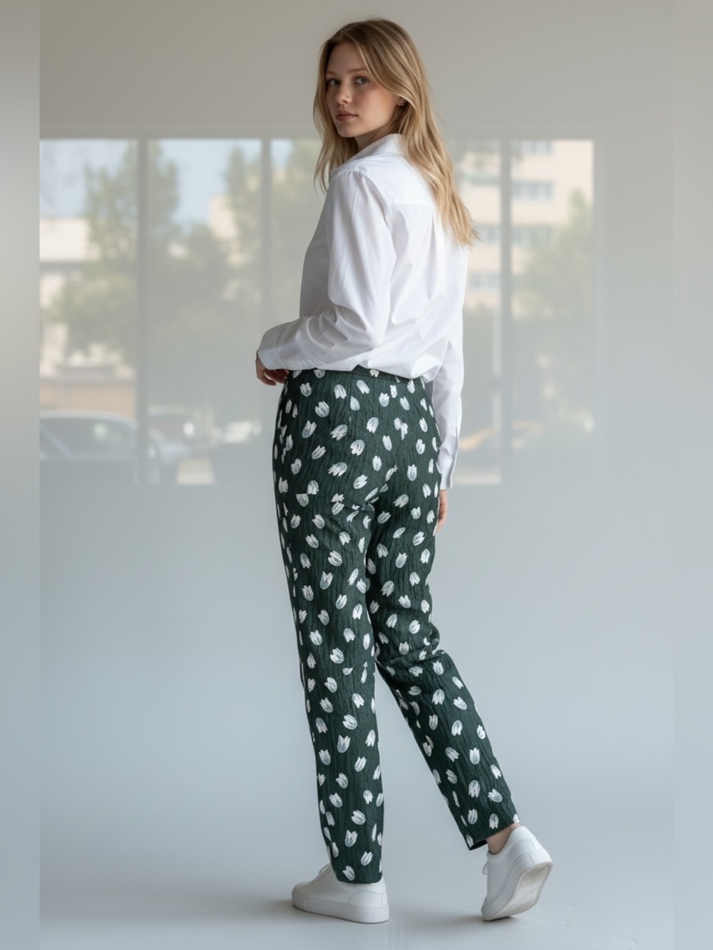 Lela Rose Tulip Printed Textured Tapered Trousers in Green, Size 4